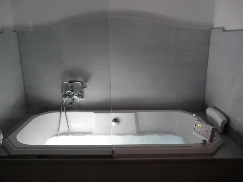 Chambre hotel avec baignoire à remous Jacuzzi.