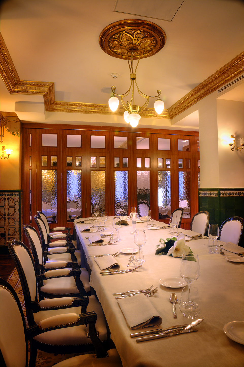 Salones del Restaurante San Ramón en Barbastro (Huesca). | Romántico