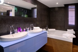 Suite Hotel San Ramón con jacuzzi para parejas en habitación.