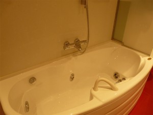 Bañera de hidromasaje o jacuzzi en las habitaciones
